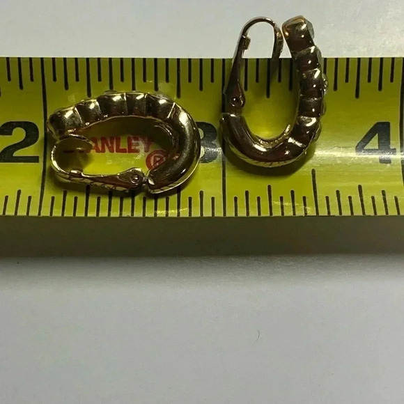 3/4" VINTAGE TRIFARI HUGGIE CLIP ON EARRINGS WITH 7 RHINESTONES PER EAR. - Picture 6 of 6